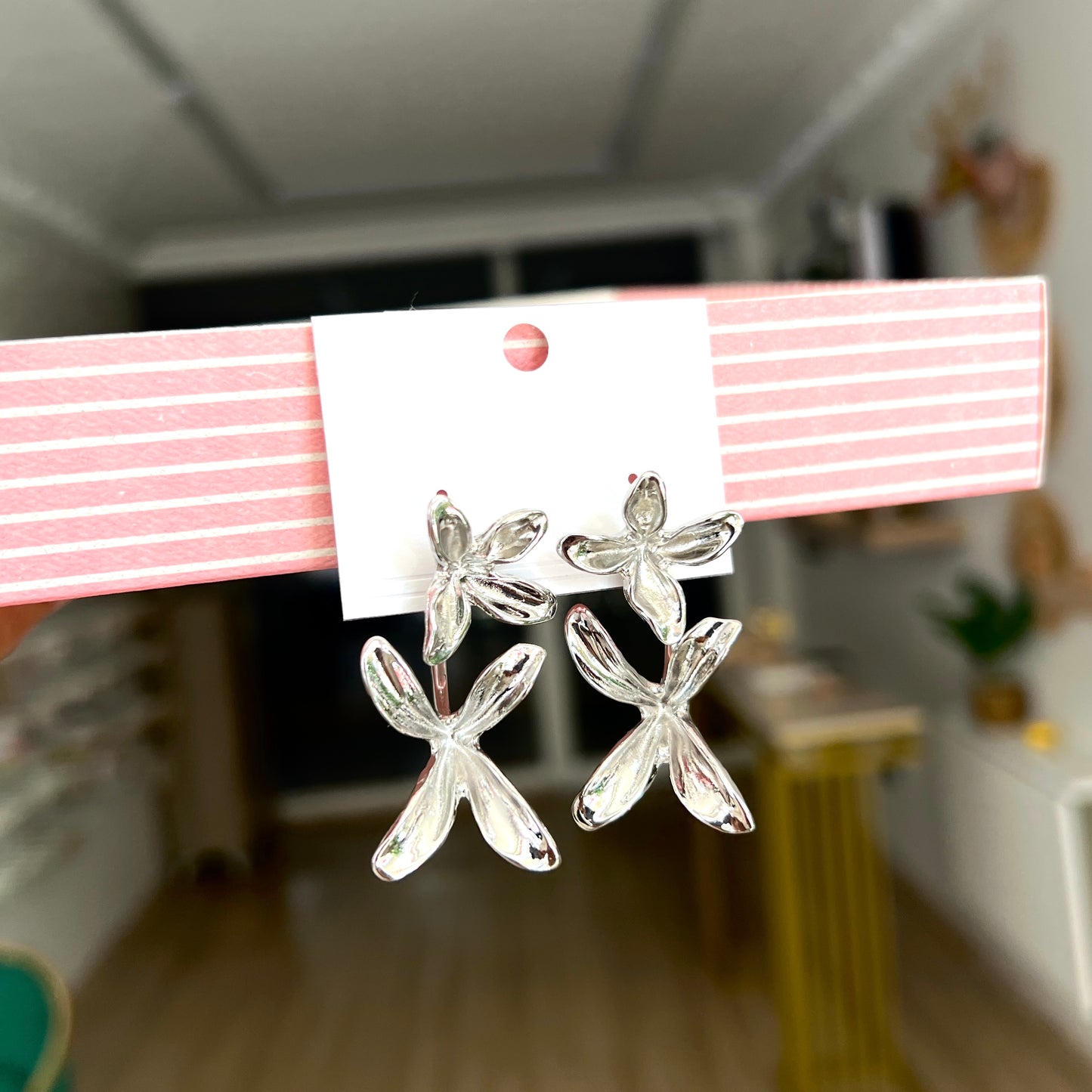 Sallantılı İkili Çiçek Küpe