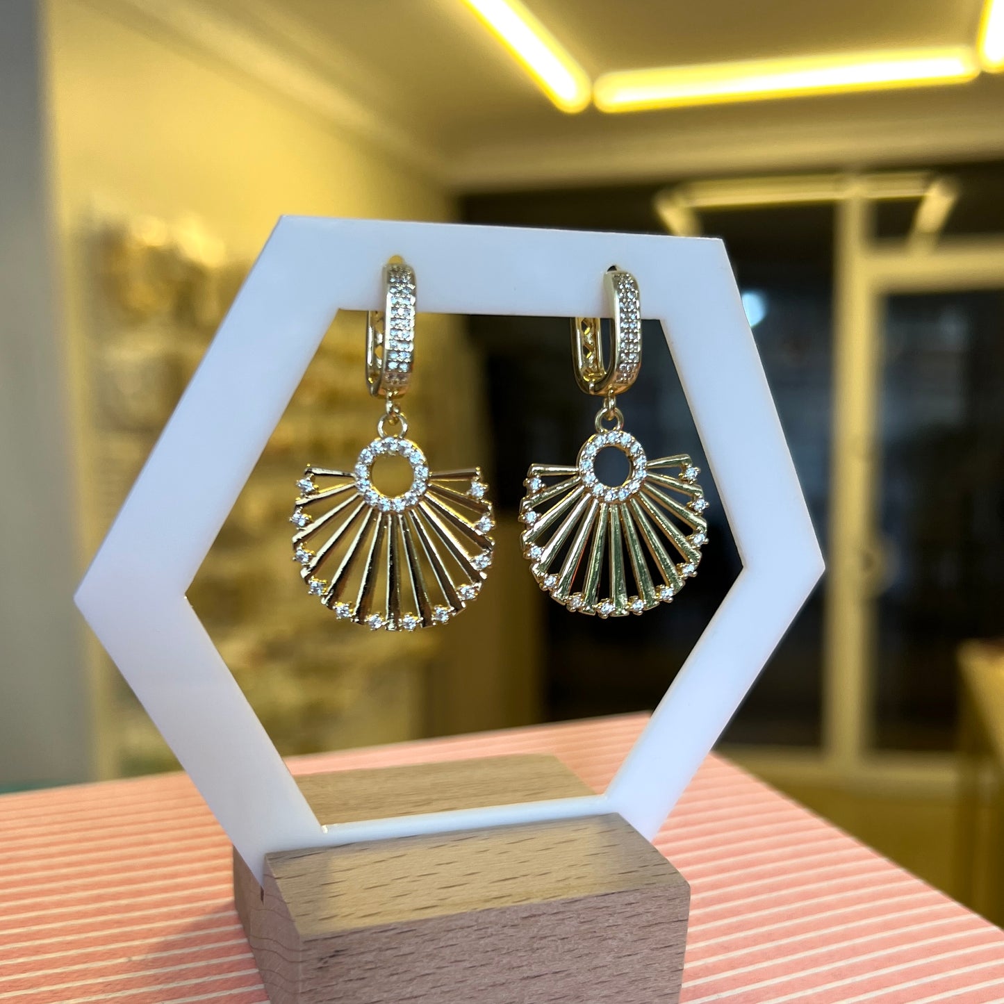 Taşlı Yelpaze Küpe Gold