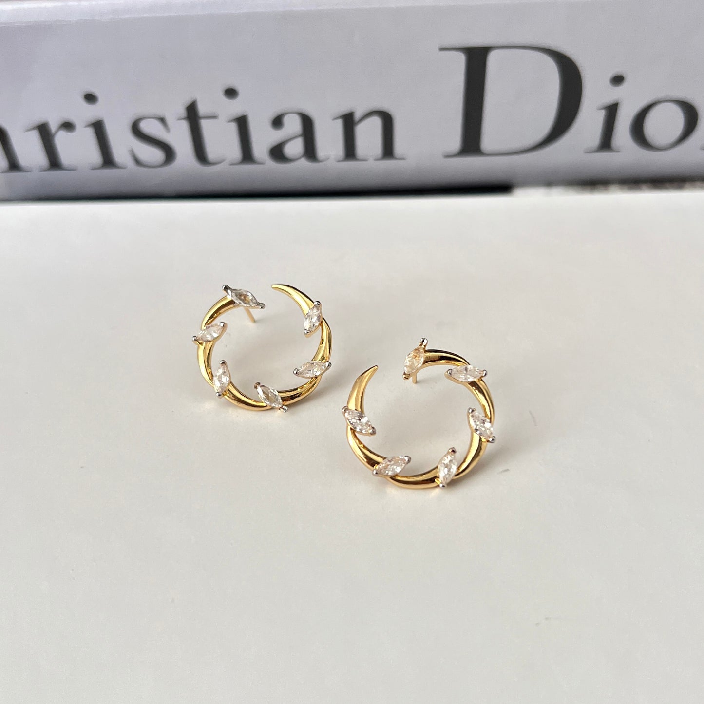 Taşlı Döngü Küpe