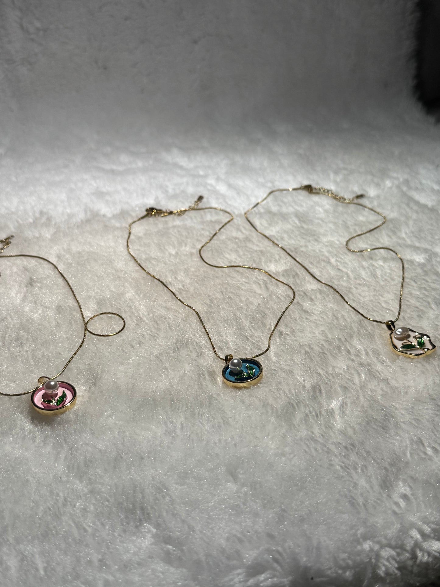 Svitza Accessories Renkli Taş Detaylı Zarif Kolye – Şık ve Romantik Tasarım