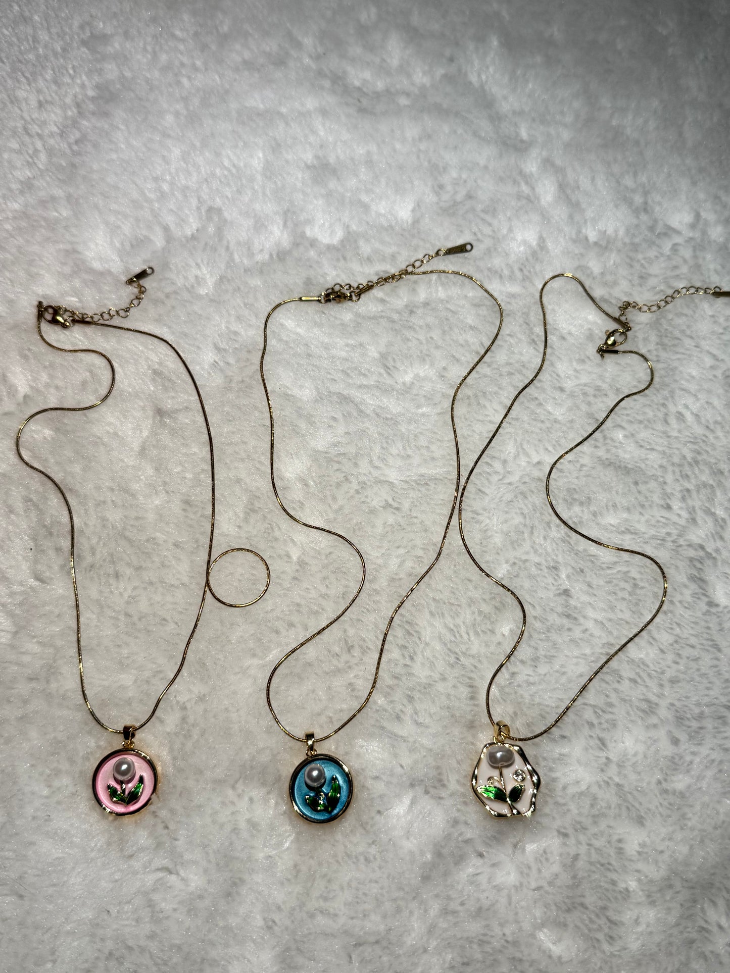 Svitza Accessories Renkli Taş Detaylı Zarif Kolye – Şık ve Romantik Tasarım