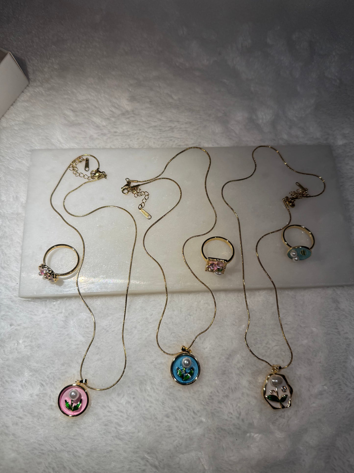 Svitza Accessories Renkli Taş Detaylı Zarif Kolye – Şık ve Romantik Tasarım