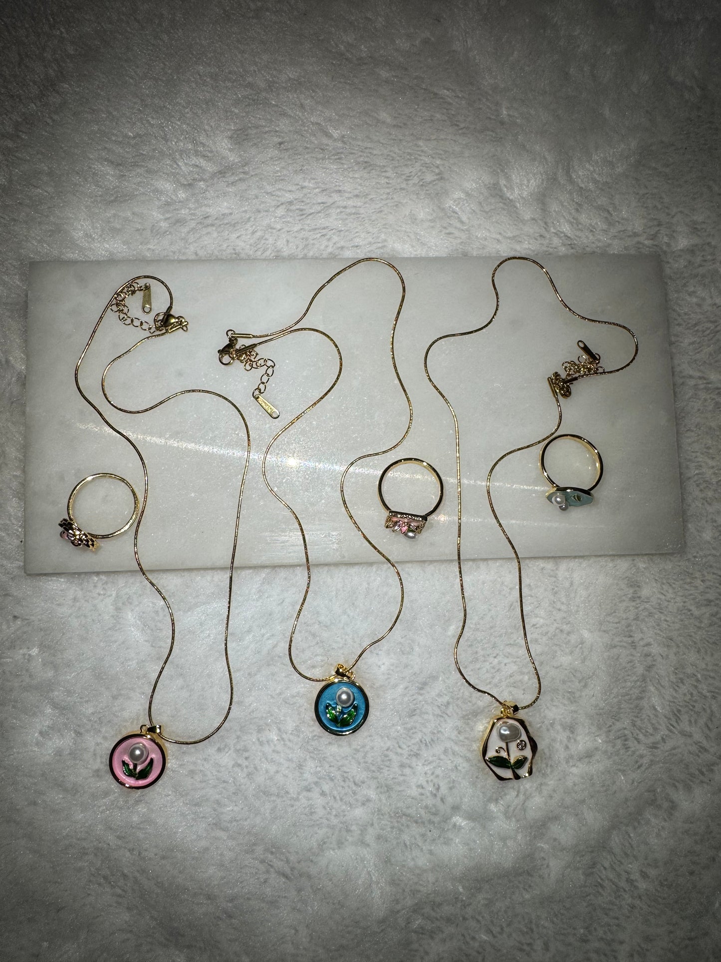 Svitza Accessories Renkli Taş Detaylı Zarif Kolye – Şık ve Romantik Tasarım