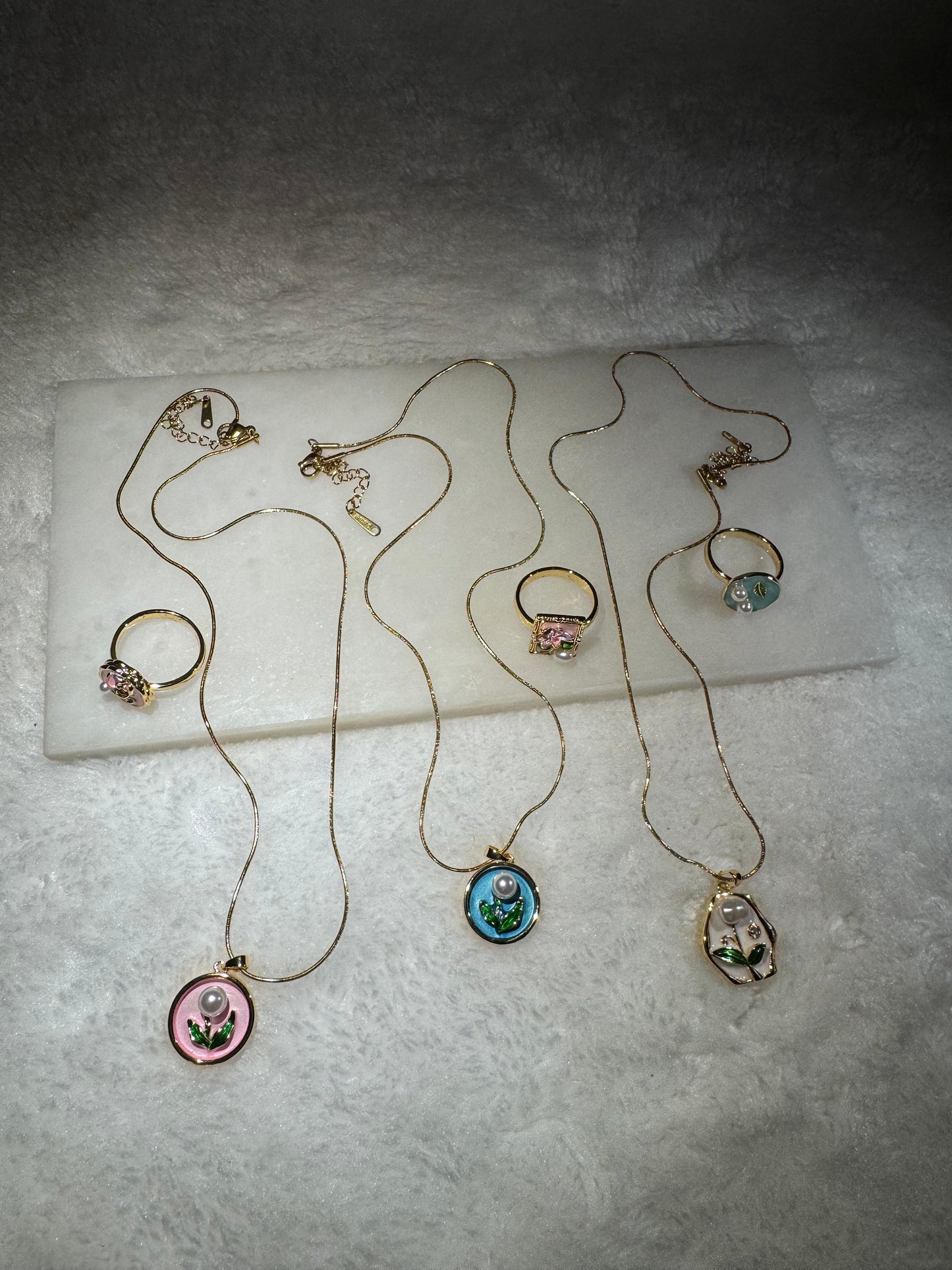Svitza Accessories Renkli Taş Detaylı Zarif Kolye – Şık ve Romantik Tasarım