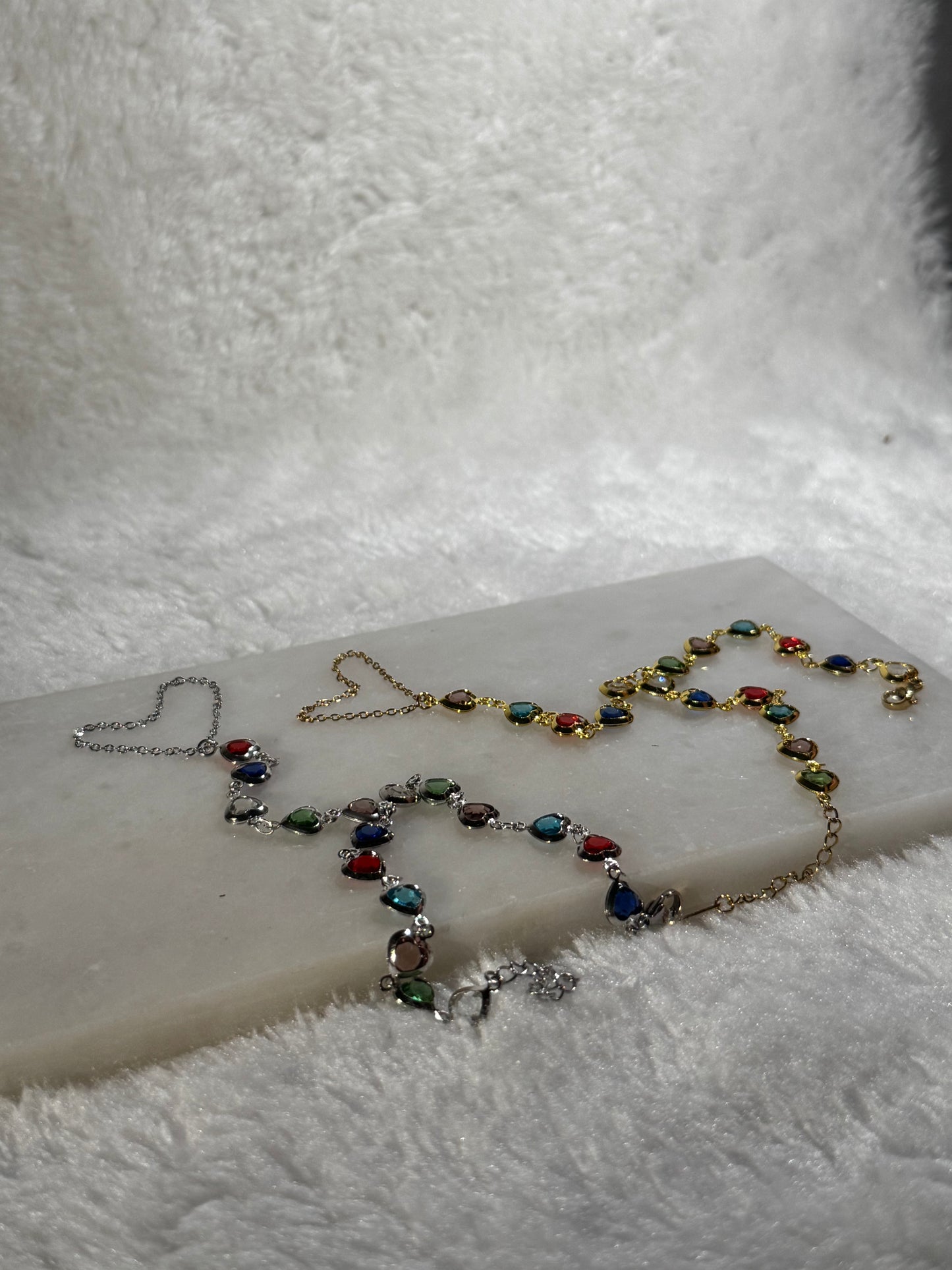 Svitza Accessories Renkli Taşlı Şahmeran – Altın ve Gümüş Zincirli Modern Tasarım