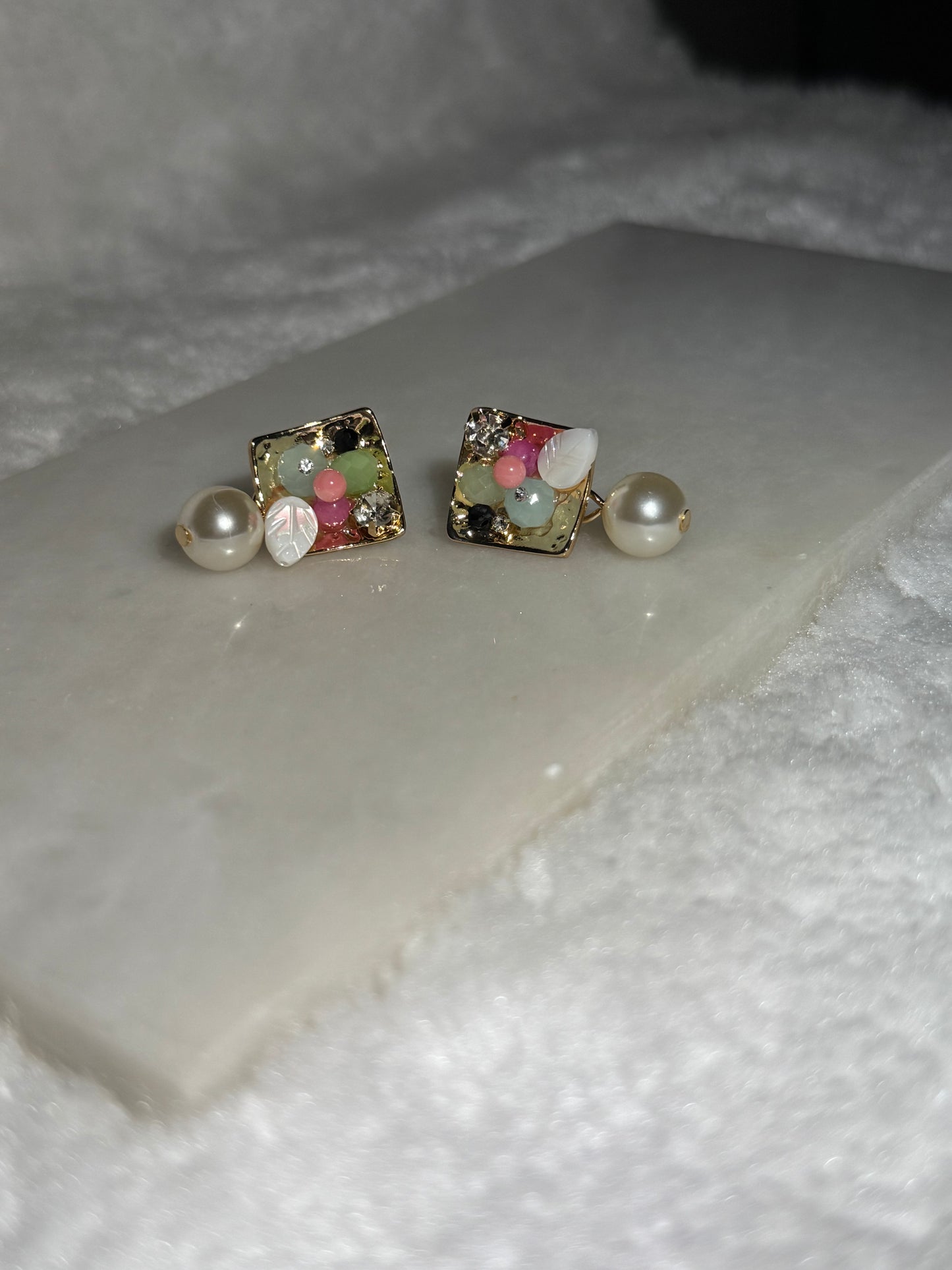 Svitza Accessories Renkli Taşlı ve İnci Detaylı Küpe