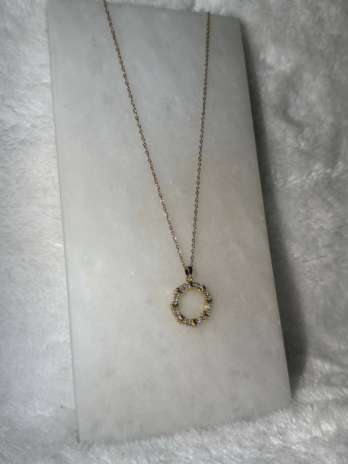 Svitza Accessories Parlak Taşlı Yuvarlak Kolye (Altın ve Gümüş Seçenekleri)