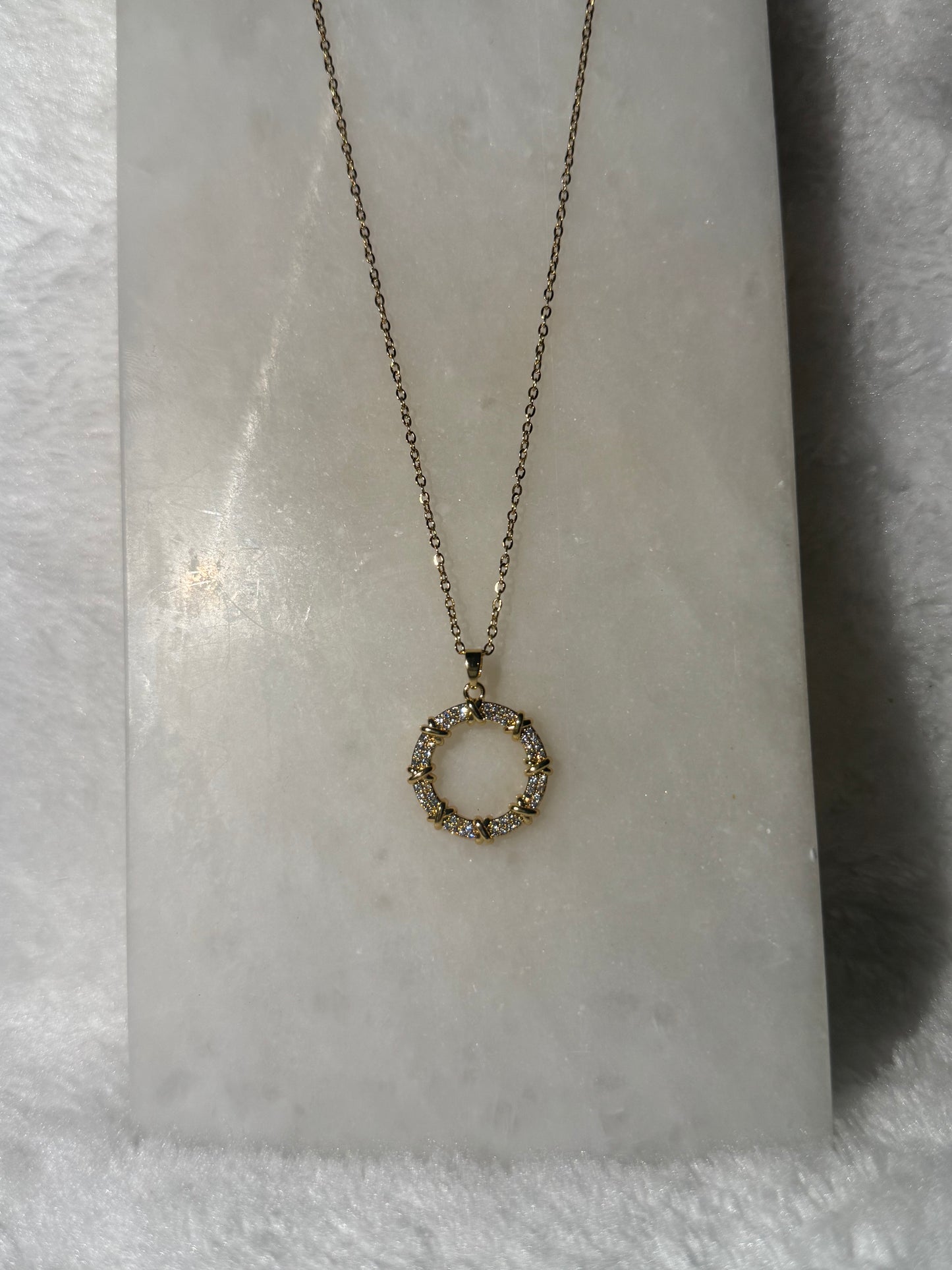 Svitza Accessories Parlak Taşlı Yuvarlak Kolye (Altın ve Gümüş Seçenekleri)