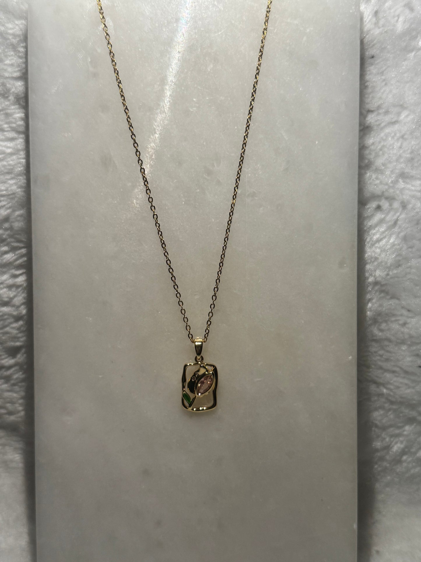 Svitza Doğal Çiçek Figürlü Kolye – Pembe Kristal ve Yeşil Detaylarla Zarif Tasarım