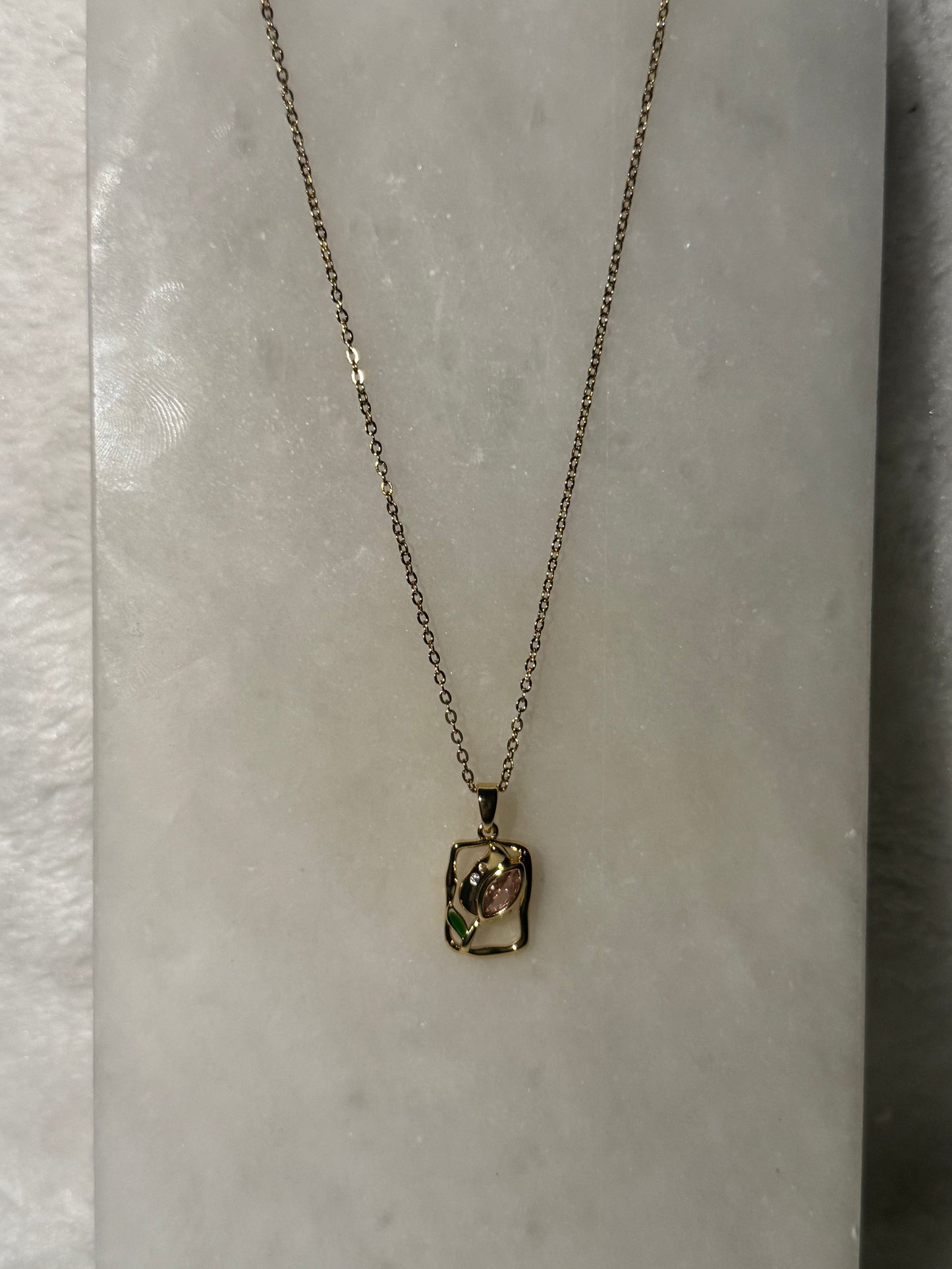Svitza Doğal Çiçek Figürlü Kolye – Pembe Kristal ve Yeşil Detaylarla Zarif Tasarım