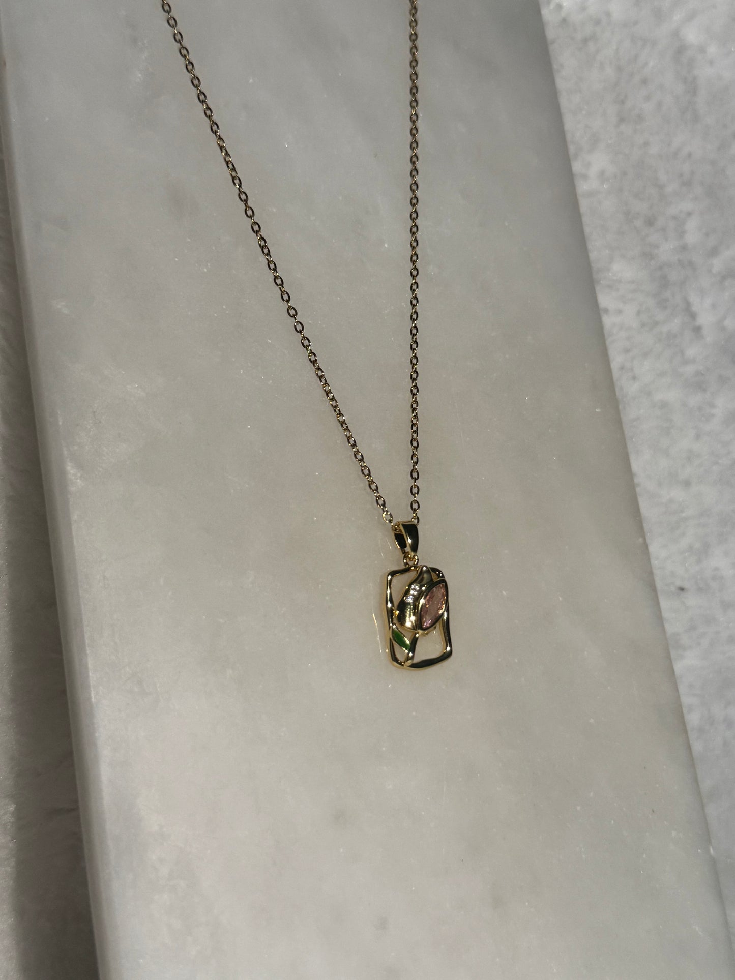 Svitza Doğal Çiçek Figürlü Kolye – Pembe Kristal ve Yeşil Detaylarla Zarif Tasarım