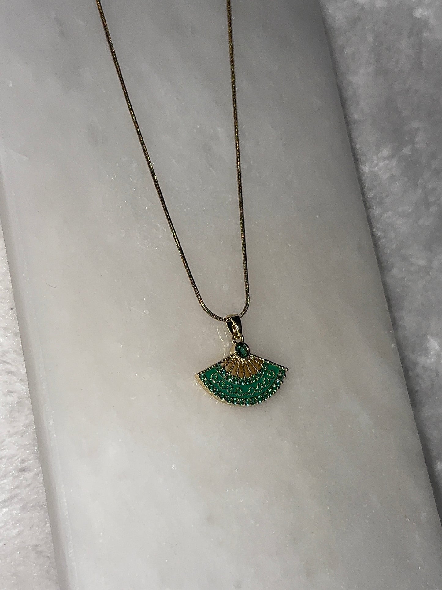 Svitza Accessories Zümrüt Yeşili Taşlı Fan Kolye