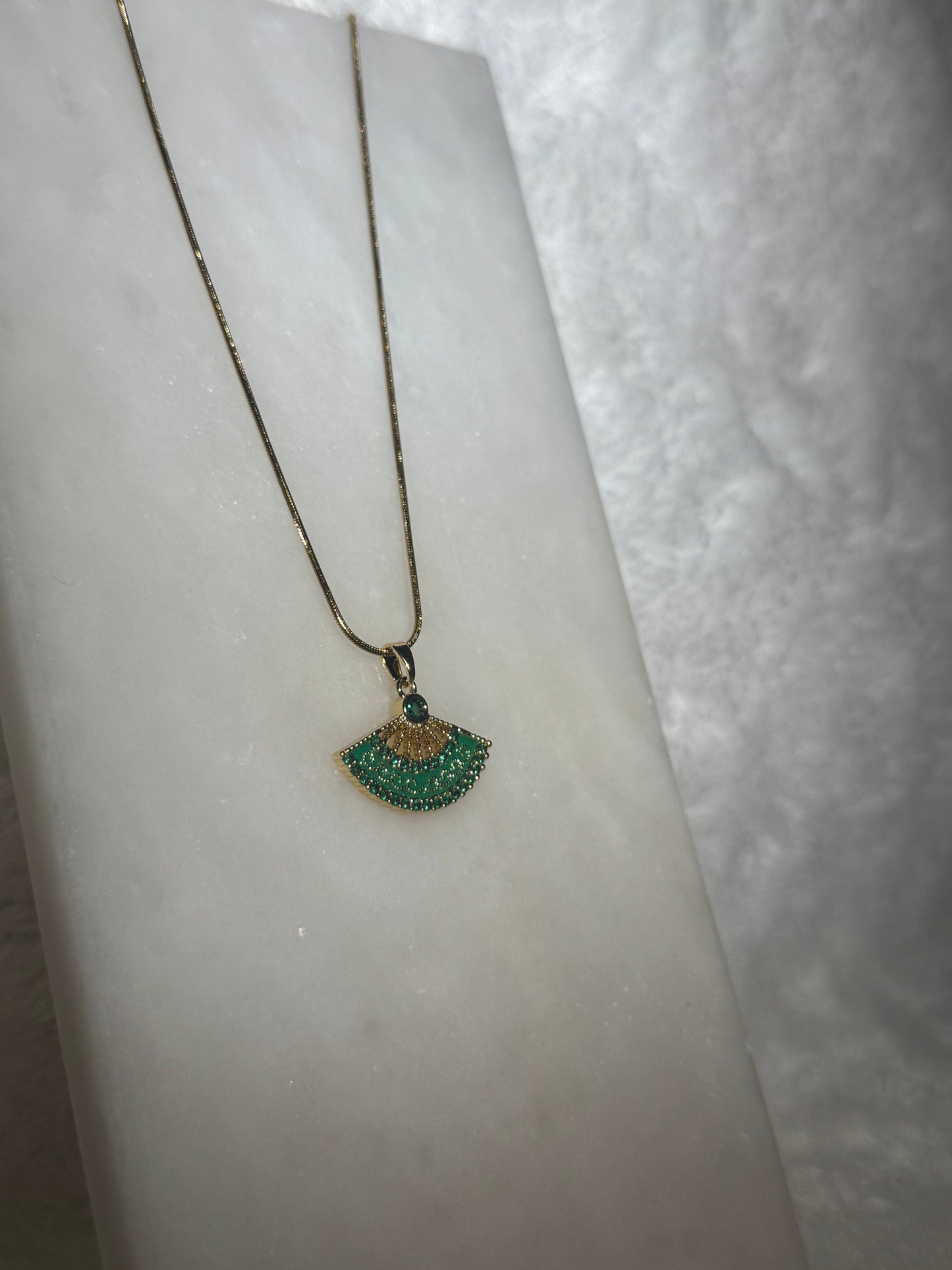 Svitza Accessories Zümrüt Yeşili Taşlı Fan Kolye