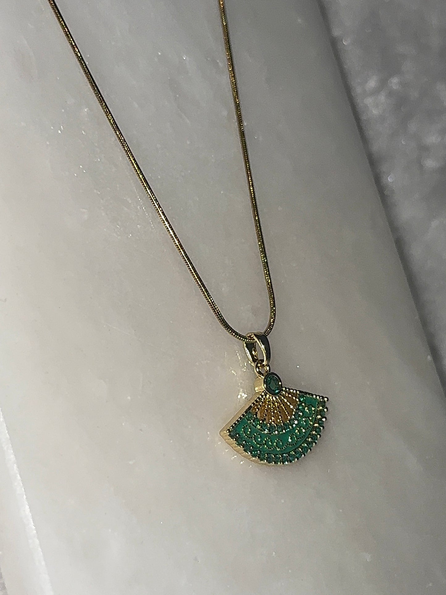 Svitza Accessories Zümrüt Yeşili Taşlı Fan Kolye