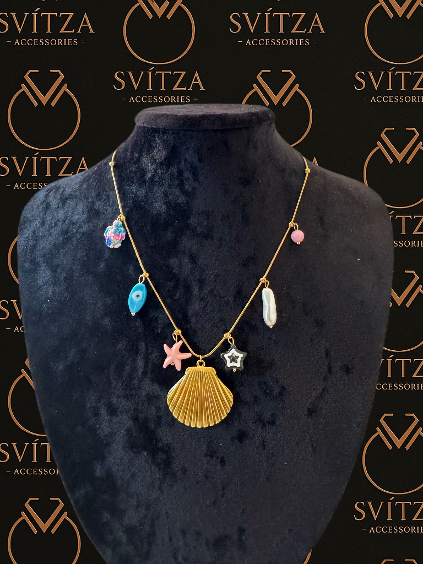 Svitza Accessories Altın Zincir Kolye – Deniz Temalı, Renkli Kabuk ve Yıldız Figürleri ile Zarif Tasarım
