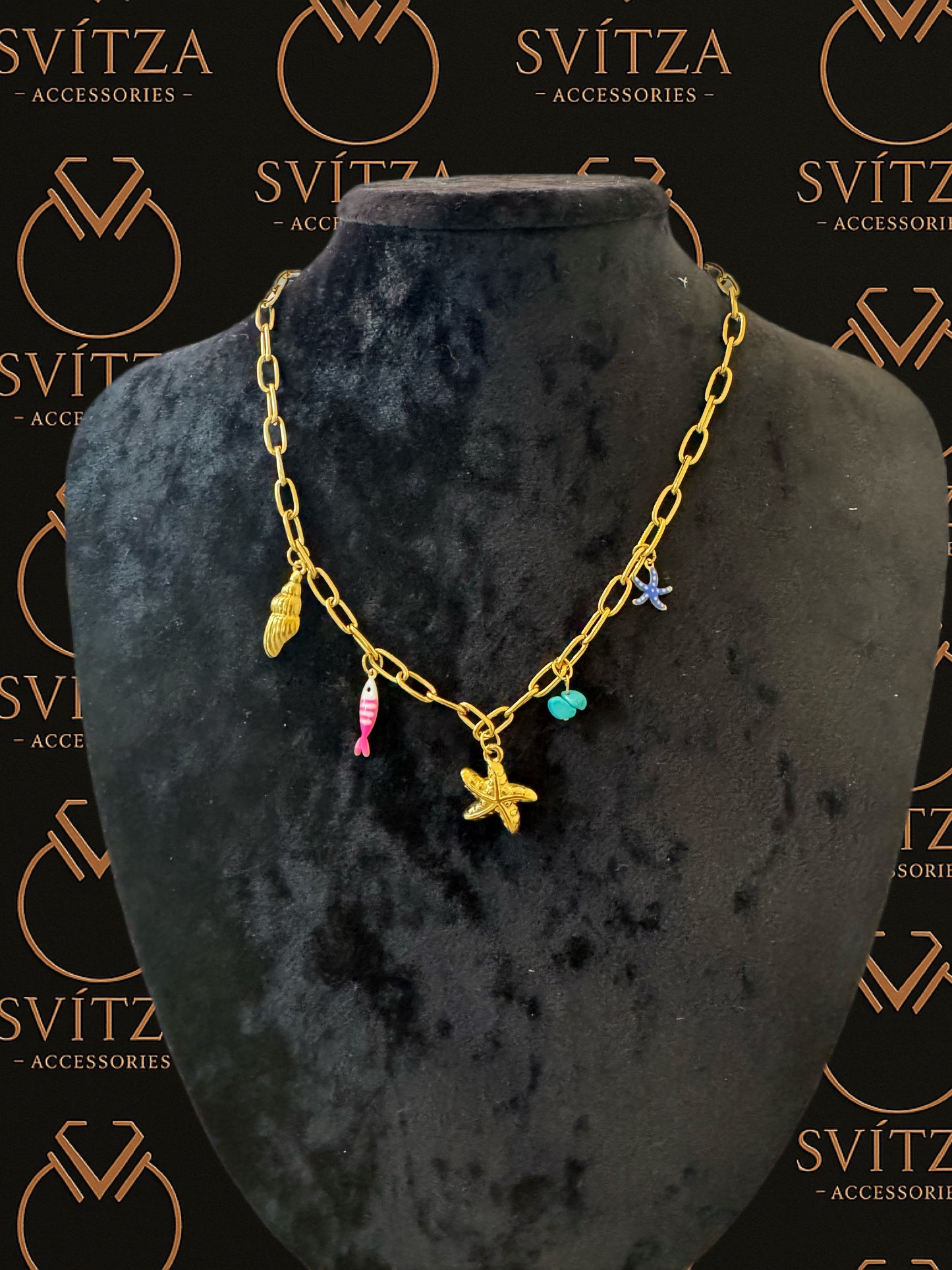 Svitza Accessories Altın Zincir Kolye – Deniz Temalı Renkli Balık, Yıldız ve Kanat Figürleriyle Şık Tasarım