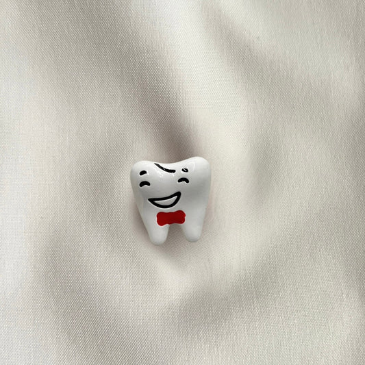 Gülen Dişçi Broş