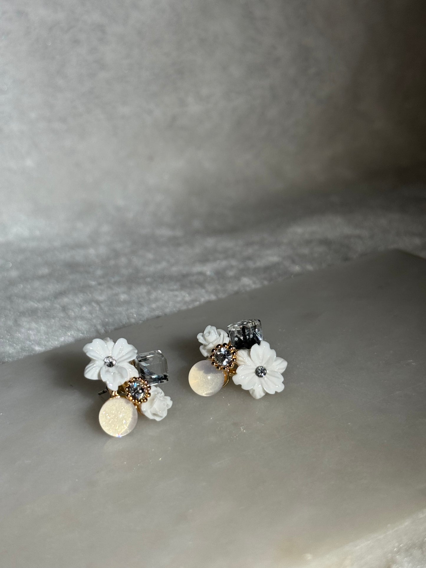 Svitza Accessories Beyaz Çiçek Detaylı Zarif Küpe