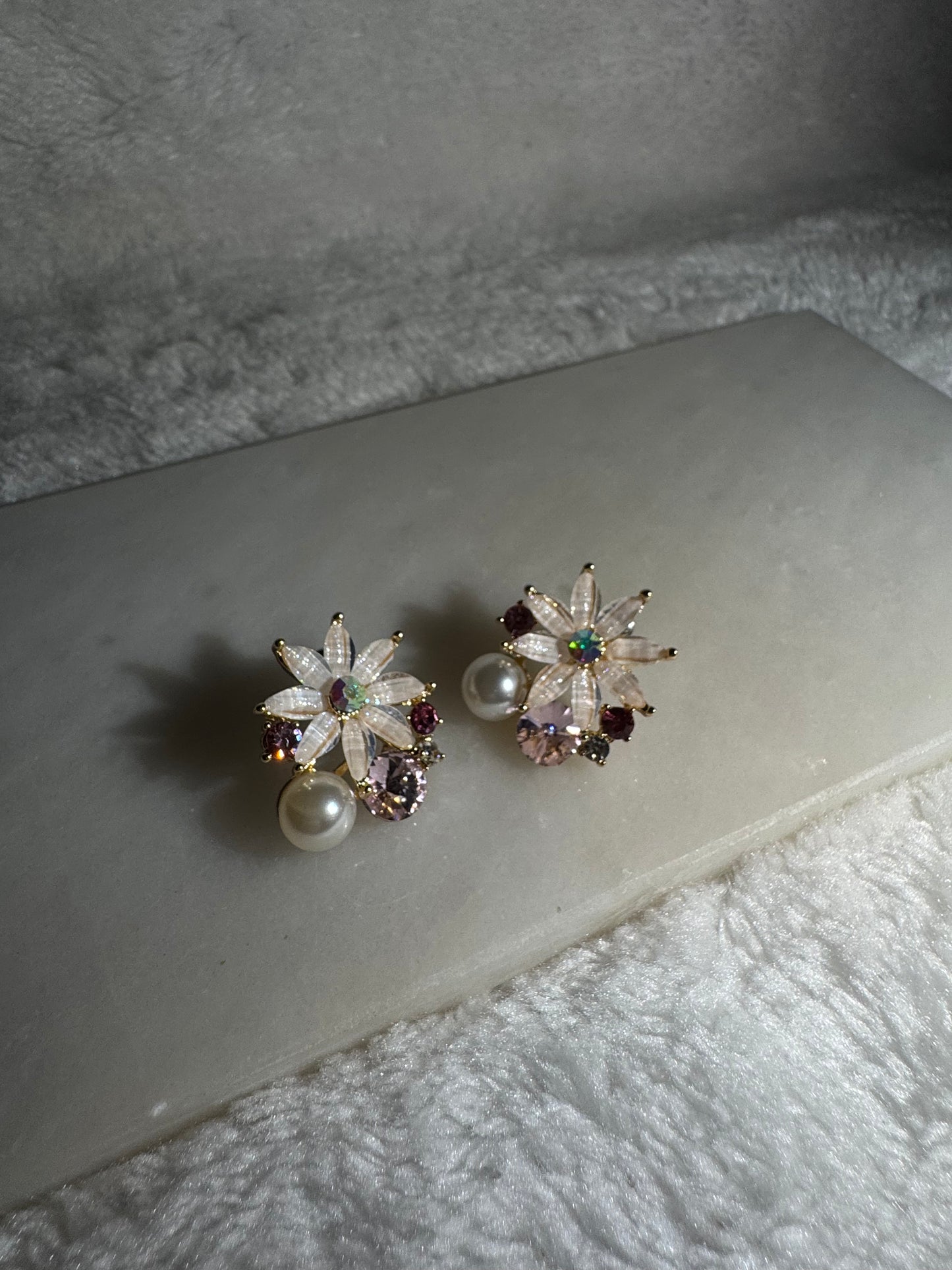 Svitza Accessories İnci ve Zirkon Taşlı Çiçek Tasarımlı Küpe