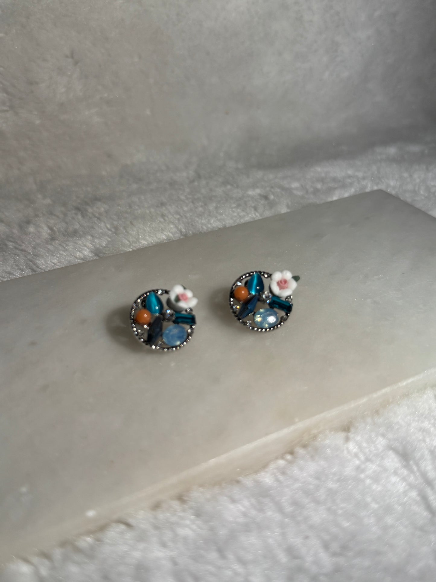 Svitza Accessories Renkli Taşlı Çiçek Desenli Küpe