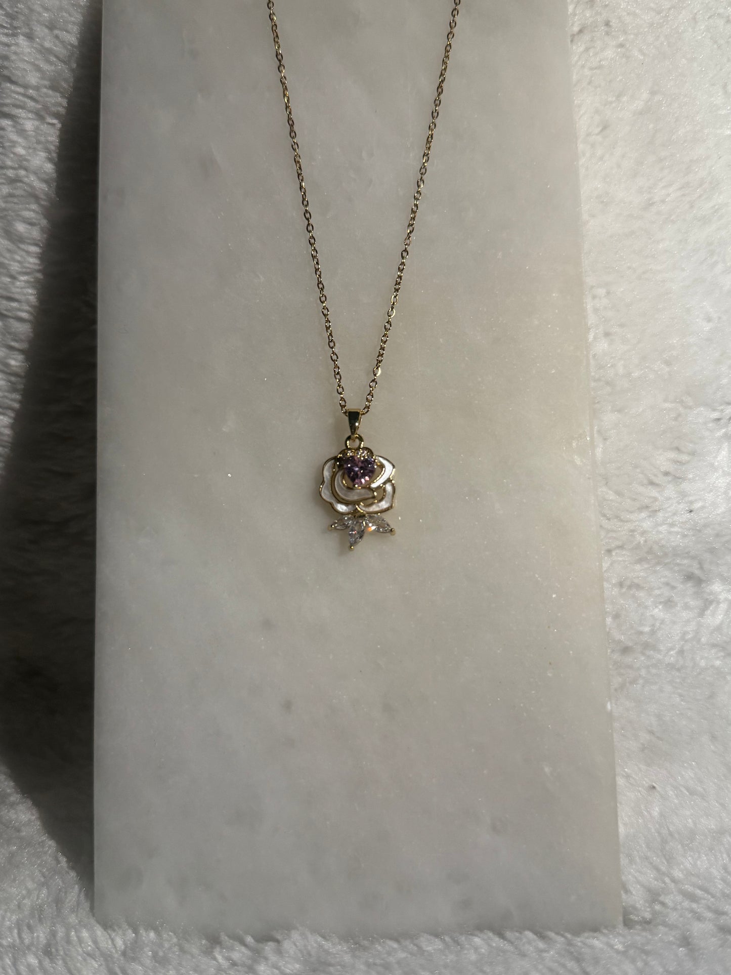 Svitza Gül Figürlü Kolye – Pembe Kristal ve İnci Detaylı Zarif Tasarım