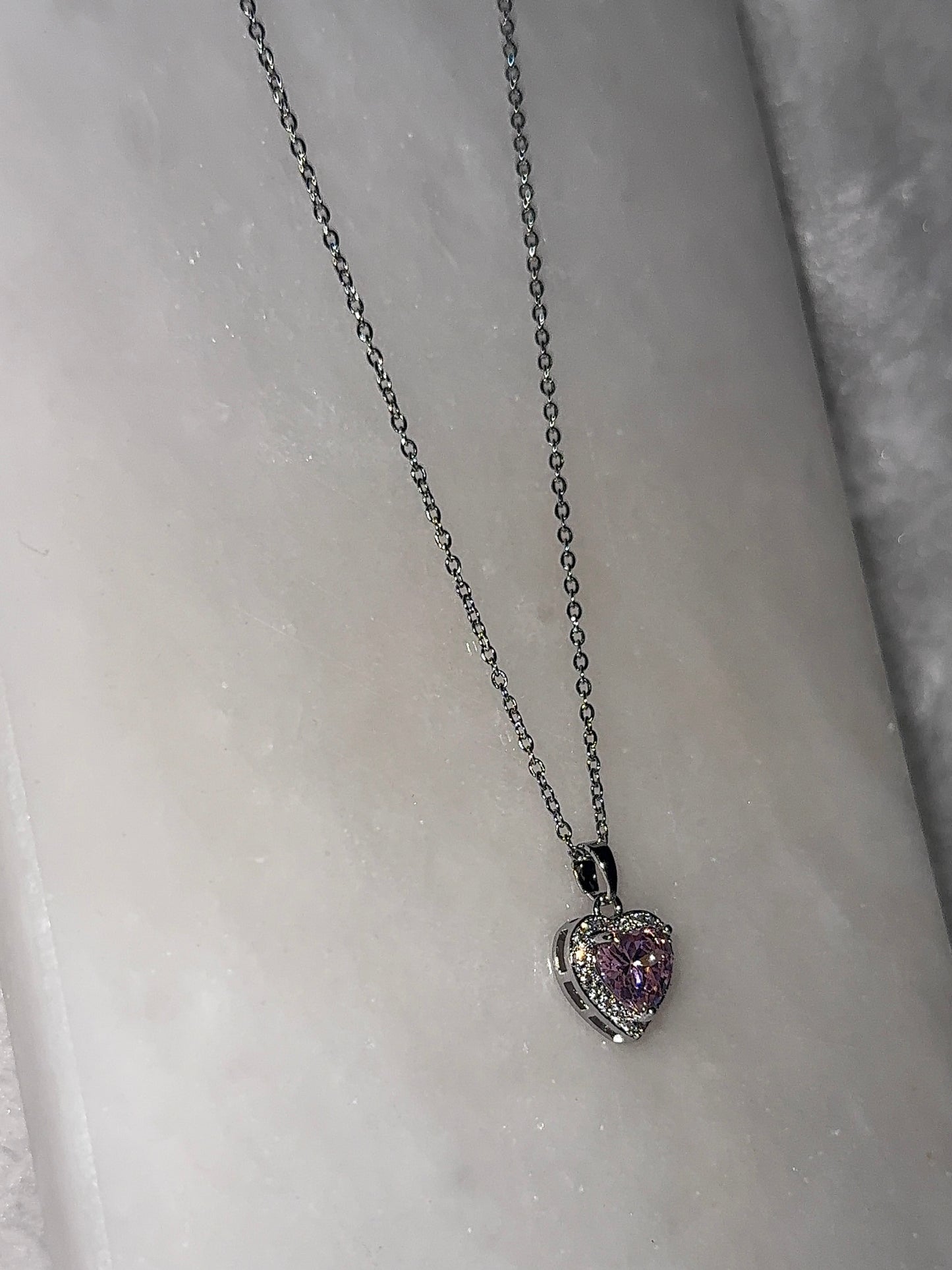 Svitza Kalp Figürlü Kolye – Pembe Kristal ve İnci Detaylı Zarif Tasarım