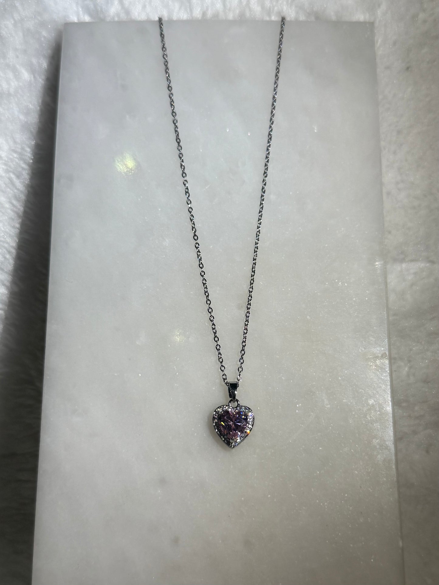 Svitza Kalp Figürlü Kolye – Pembe Kristal ve İnci Detaylı Zarif Tasarım