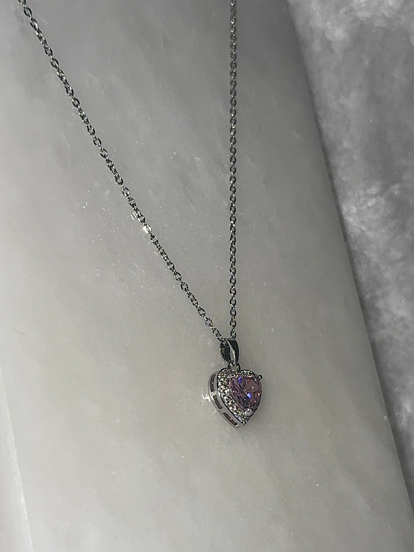 Svitza Kalp Figürlü Kolye – Pembe Kristal ve İnci Detaylı Zarif Tasarım