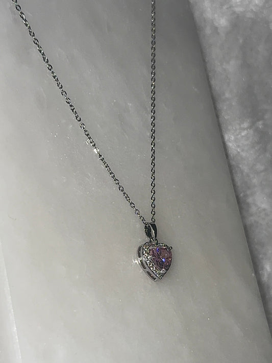 Svitza Kalp Figürlü Kolye – Pembe Kristal ve İnci Detaylı Zarif Tasarım