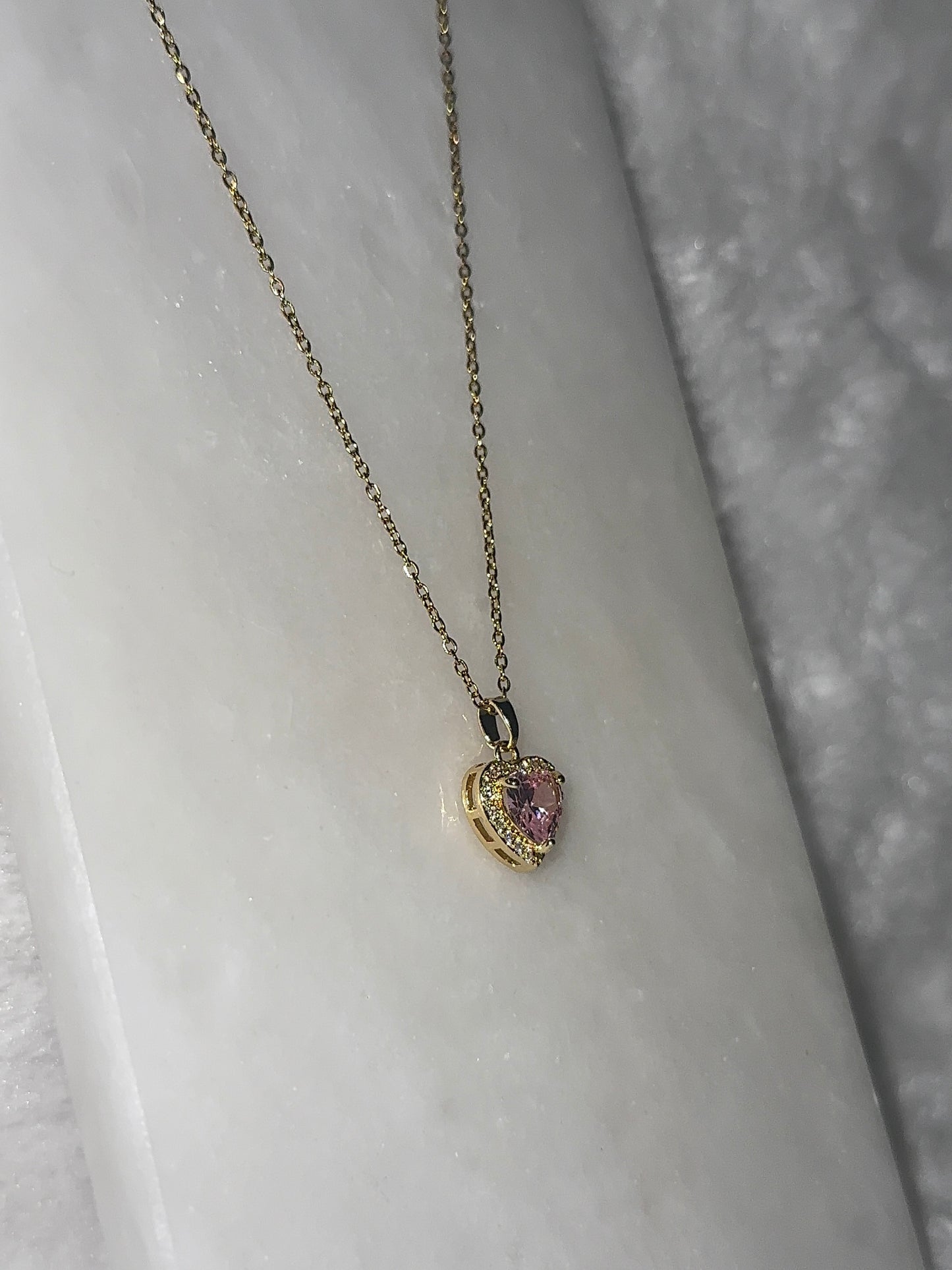 Svitza Kalp Figürlü Kolye – Pembe Kristal ve İnci Detaylı Zarif Tasarım