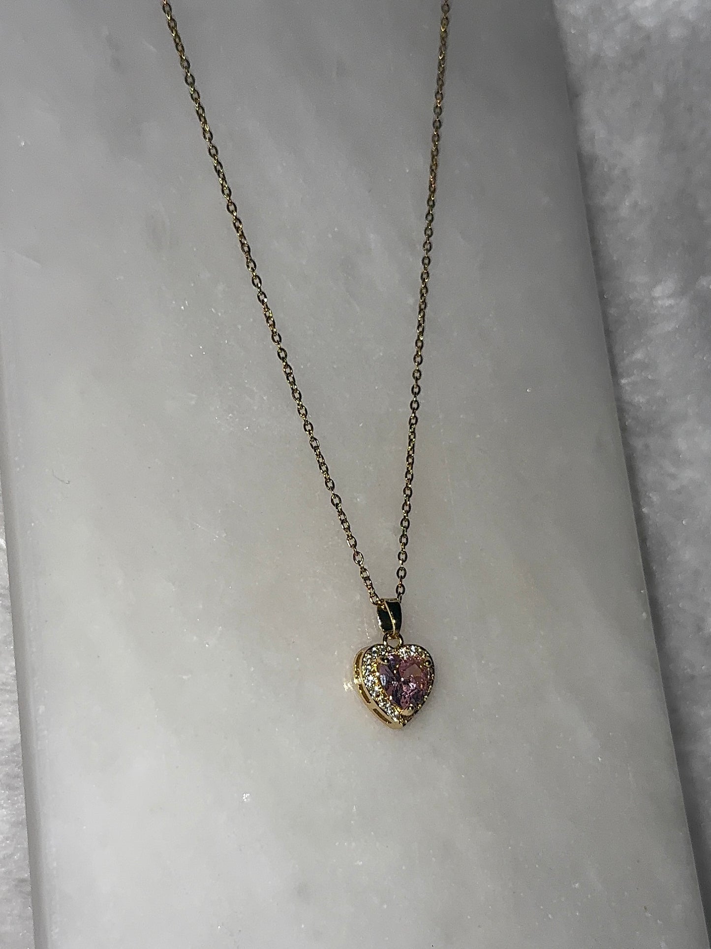 Svitza Kalp Figürlü Kolye – Pembe Kristal ve İnci Detaylı Zarif Tasarım