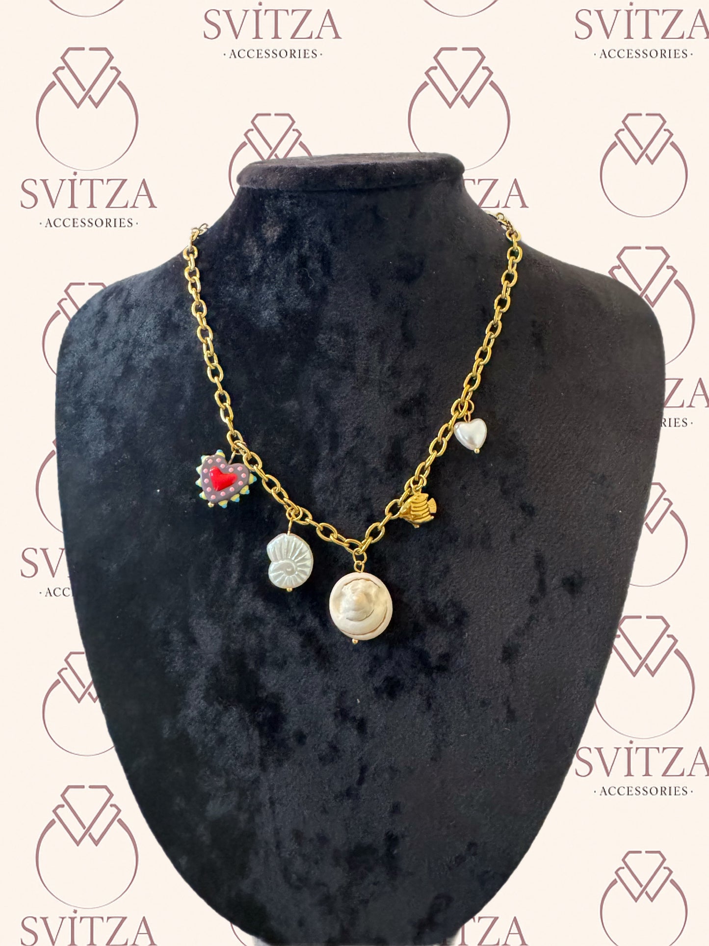 Svitza Accessories Altın Zincir Kolye – Renkli Figürlü Charm Detaylarıyla Yazlık Takı