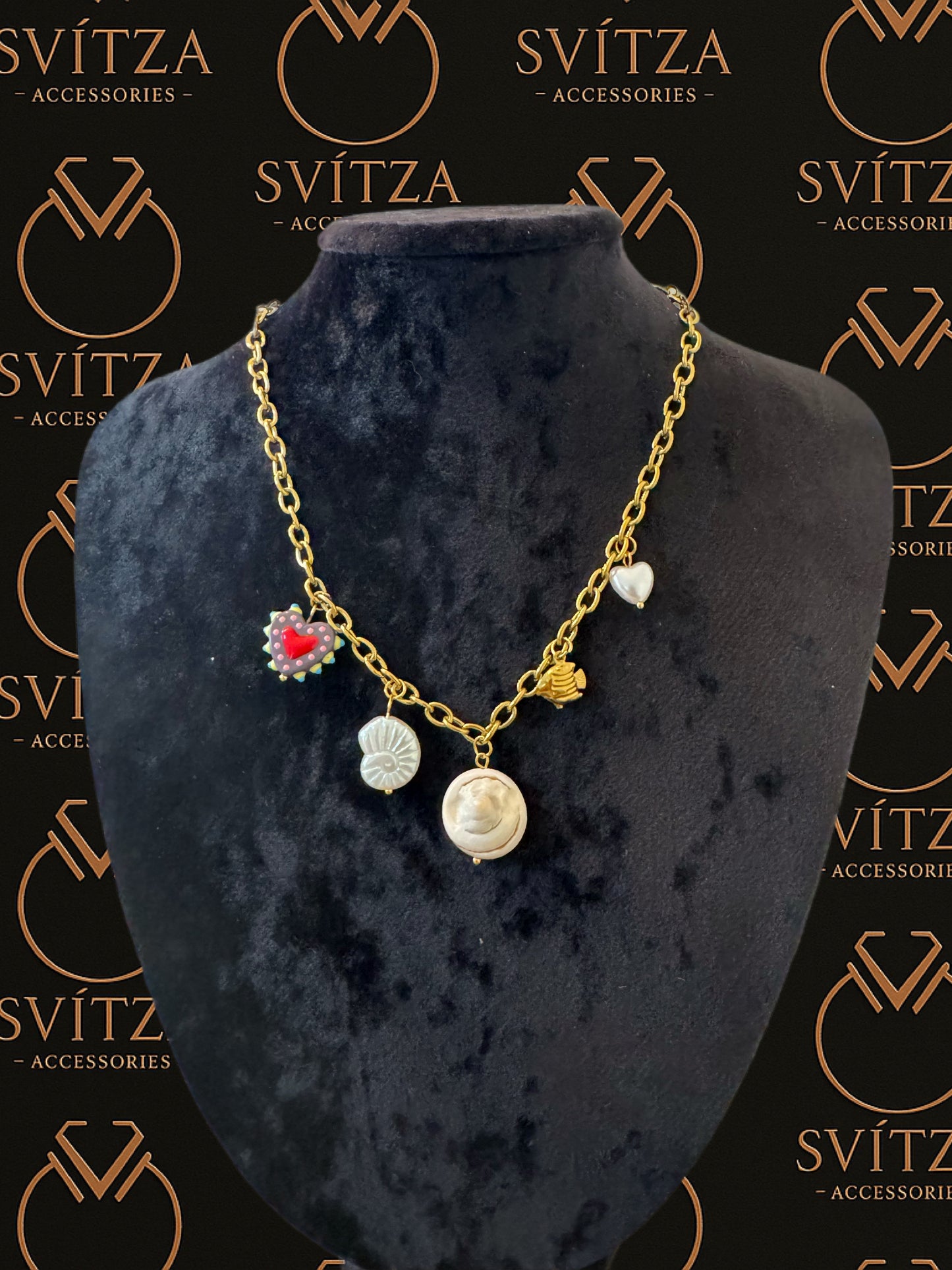 Svitza Accessories Altın Zincir Kolye – Renkli Figürlü Charm Detaylarıyla Yazlık Takı